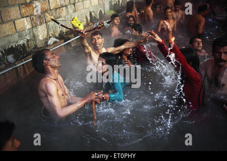 Les dévots de prendre bain dans bai yamuna kund réservoir d'eau à garhwal Himalaya ; ; ; Inde Uttarakhand Uttarkashi NOMR Banque D'Images