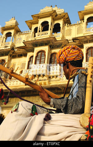 Musicien Folk en face de bâtiment du patrimoine ; ; ; Inde Rajasthan Udaipur PAS MR Banque D'Images