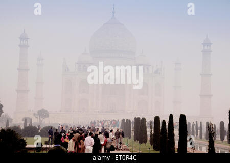 Le brouillard entourant le matin ; Taj Mahal Agra Uttar Pradesh ; Inde ; Banque D'Images