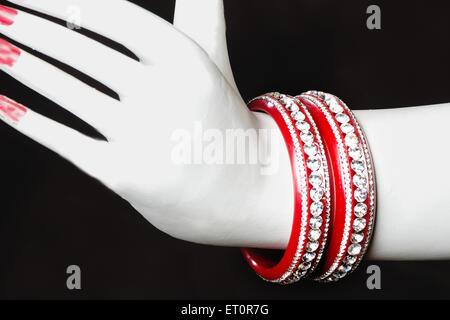 Bracelets de lac cloutés de diamants Banque D'Images