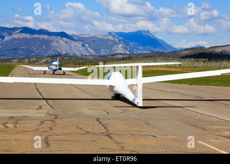 Schempp hirth duo discus xt advanced deux planeur biplace à partir aerotow derrière un avion remorqueur Robin de Sisteron Vaumeilh, Aero Club, France. Banque D'Images