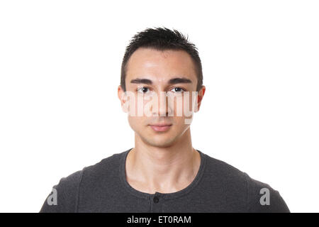 Jeune homme aux cheveux noirs courts Banque D'Images