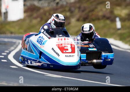 Douglas, île de Man). 10 Juin, 2015. Ben Birchall et Tom Birchall en action pendant la course TT d'un side-car. Credit : Action Plus Sport Images/Alamy Live News Banque D'Images