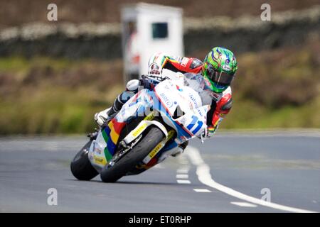 Douglas, île de Man). 10 Juin, 2015. Cameron Donald en action pendant la course Supersport TT. Credit : Action Plus Sport Images/Alamy Live News Banque D'Images