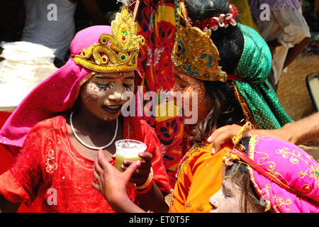 Filles en costume de déesse, Rajasthan, Inde Banque D'Images