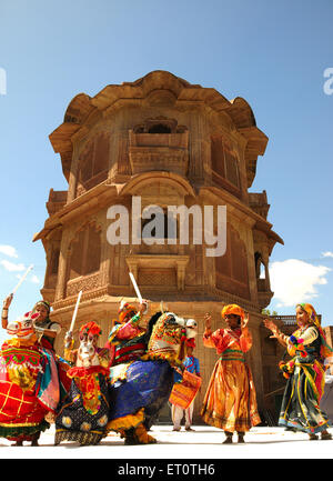 Folk Dancers kachhi ghodi à ek mahal thamba Mandore ; ; ; Jodhpur Rajasthan Inde NOMR ; Banque D'Images