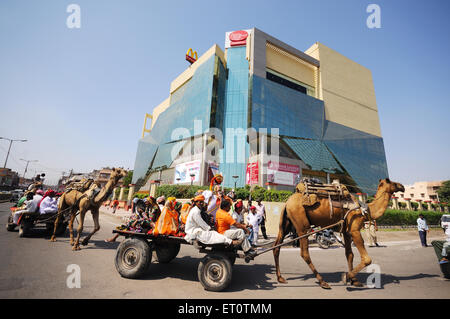 Des gens assis sur camel panier dans festival de marwar Jodhpur Rajasthan ; ; ; l'Inde Banque D'Images