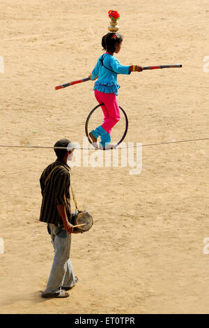 Girl montrant l'acrobatie sur une corde à Pushkar Rajasthan Inde ; juste ; M.# 786 Banque D'Images