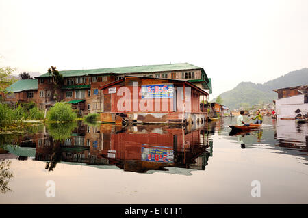 Les personnes en déplacement en canot ; le lac Dal à Srinagar, Jammu-et-Cachemire ; Inde ; Banque D'Images