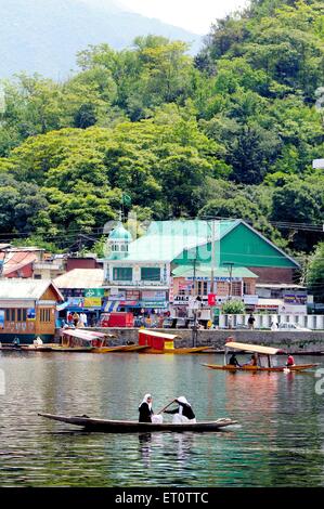 Les femmes voyageant en canot ; le lac Dal à Srinagar, Jammu-et-Cachemire ; Inde ; Banque D'Images