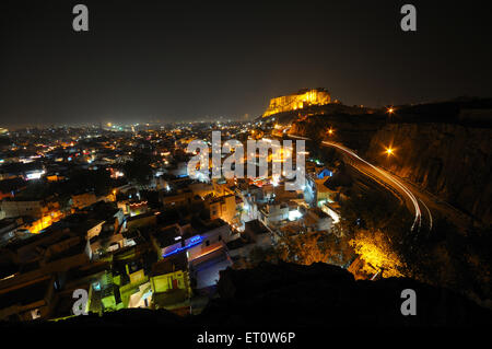 Mehrangarh fort en couleur différente de l'éclairage et vieille ville en vue de nuit ; Jodhpur Rajasthan ; Inde ; Banque D'Images