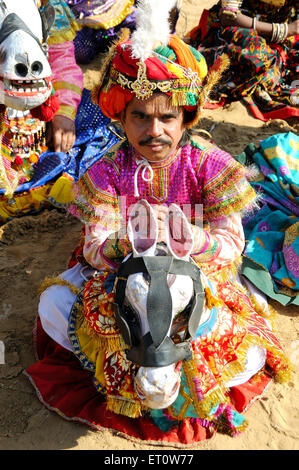 Homme en costume traditionnel portant turban pendant Pushkar Festival Rajasthan Inde festivals indiens MR#786 Banque D'Images