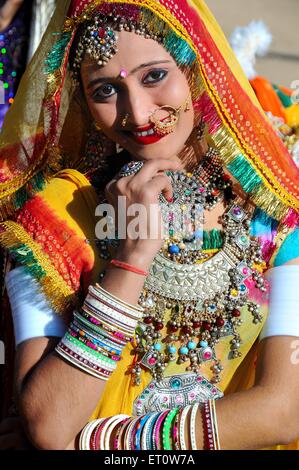 Woman traditionnelle rajasthani bijoux fantaisie ; Rajasthan Inde ; M.# 786 Banque D'Images