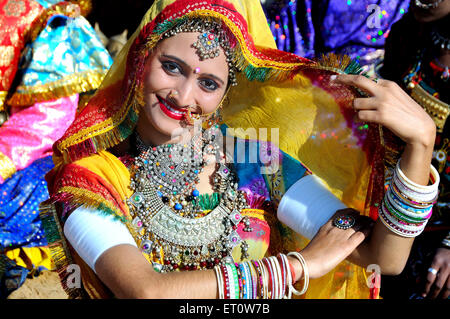 Woman traditionnelle rajasthani bijoux fantaisie ; Rajasthan Inde ; M.# 786 Banque D'Images