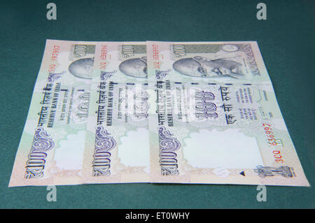 Concept de monnaie roupie indienne une centaine de notes Banque D'Images