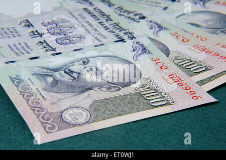 Concept de monnaie roupie indienne une centaine de notes Banque D'Images