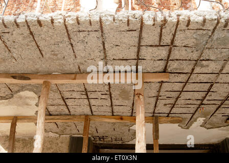 Barres d'acier corrodées de plafond soutenues par des barres en bois, Bombay, Mumbai, Maharashtra, Inde Banque D'Images