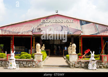 Entrée du centre commercial de l'alimentation près de Pune ; Bombay Mumbai Pune Maharashtra Inde ; autoroute ; Banque D'Images