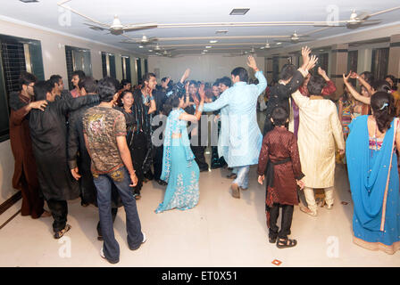 Les membres de la famille Gujarati la danse de salle de la nuit ; la célébration d'un jour avant le mariage ; Bombay Mumbai Maharashtra ; Inde ; Banque D'Images