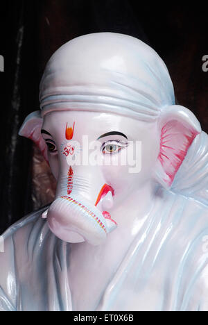 Idole du seigneur Ganesh en costume de Saint Saibaba ; Dieu d'Hindou dirigé par l'éléphant ; festival de Ganapati Lalbaug ; Mumbai ; Inde Banque D'Images