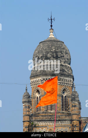 Drapeau de couleur safran, drapeau de religion hindoue, symbole de la sainte om drapeau imprimé, bâtiment BMC, Bombay, Mumbai, Maharashtra, Inde Banque D'Images