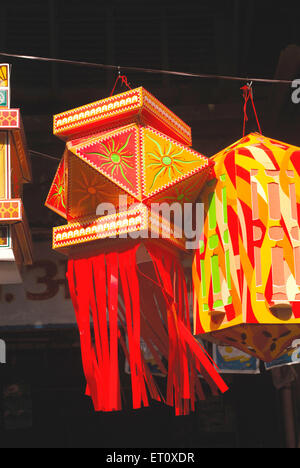 Des lanternes en papier uzmanlardan hanging in shop à vendre célébrant Diwali festival Dadar Bombay Mumbai maharashtra inde Banque D'Images