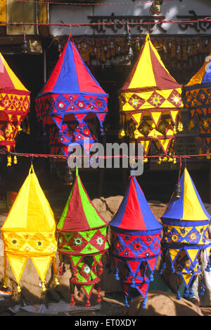 Lanterne Diwali, kandeel, lanternes en papier, à vendre, Festival Diwali, Dadar, Bombay, Mumbai, Maharashtra, Inde Banque D'Images