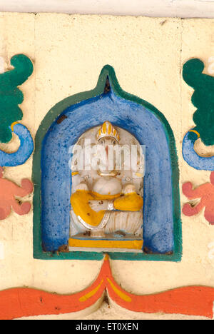 Sculpté en relief, idole de seigneur Ganesh sur le haut de la porte du temple à Vitthal Parvati hill ; Pune Maharashtra ; Inde ; Banque D'Images