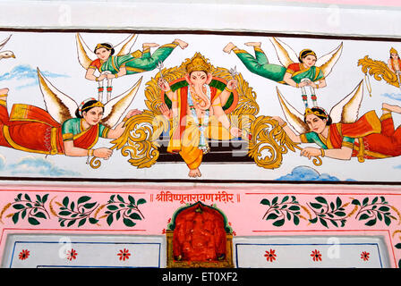 Peinture de Ganpati flying fairies idole sculpté Seigneur Ganesh Vishnu Narayan temple Shree entrée Parvati hill ; Pune Banque D'Images