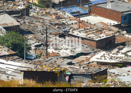 Huttes de taudis pierres de toit, colline de Parvati, Pune, Maharashtra, Inde Banque D'Images