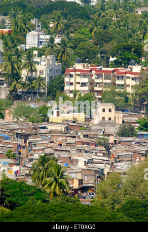 Bidonville et bâtiment, colline de Parvati, Pune, Maharashtra, Inde Banque D'Images