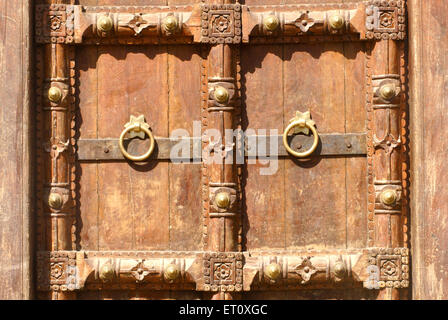 Fermer la porte sculptée en bois richement fixé à l'entrée en maçonnerie de l'Ama Vishrambaug Peshve palais deuxième roi Maratha ; Pune Banque D'Images