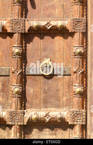 Fermer la porte sculptée en bois richement maçonnerie fixe entrée de l'Ama Vishrambaug Peshve deuxième palais du roi Maratha ; Pune Banque D'Images