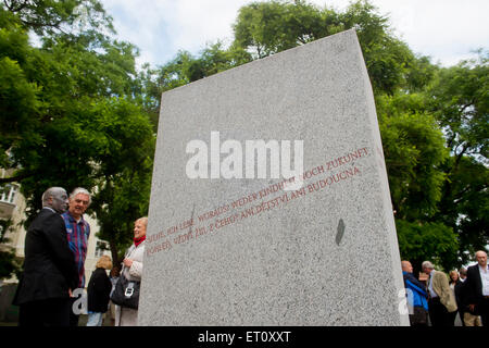 Prague, République tchèque. 10 Juin, 2015. Le ministre tchèque de la Culture Daniel Herman, pas sur la photo, dévoile le monument à l'un des plus importants auteurs de langue allemande de la première moitié du 20e siècle poète Rainer Maria Rilke à Prague, en République tchèque, le mercredi 10 juin, 2015. Vladimir Franz, artiste visuelle tchèque et compositeur de musique et candidat aux élections présidentielles de 2013 l'élection directe, gauche, prend part à l'événement. © Vit Simanek/CTK Photo/Alamy Live News Banque D'Images