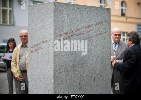 Prague, République tchèque. 10 Juin, 2015. Le ministre tchèque de la Culture Daniel Herman, deuxième à partir de la droite, dévoile le monument à l'un des plus importants auteurs de langue allemande de la première moitié du 20e siècle poète Rainer Maria Rilke à Prague, en République tchèque, le mercredi 10 juin, 2015. © Vit Simanek/CTK Photo/Alamy Live News Banque D'Images