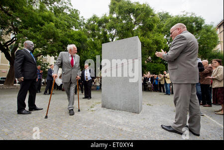 Prague, République tchèque. 10 Juin, 2015. Le ministre tchèque de la Culture Daniel Herman, droite, dévoile le monument à l'un des plus importants auteurs de langue allemande de la première moitié du 20e siècle poète Rainer Maria Rilke à Prague, en République tchèque, le mercredi 10 juin, 2015. Vladimir Franz, artiste visuelle tchèque et compositeur de musique et candidat aux élections présidentielles de 2013 l'élection directe, à gauche, et l'homme politique et scientifique allemand Ernst Ulrich von Weizsäcker, deuxième à gauche, prendre part à l'événement. © Vit Simanek/CTK Photo/Alamy Live News Banque D'Images