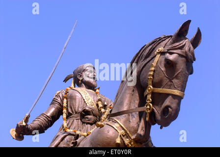 Equestrian statue en bronze de Shivaji Maharaj au Roi Maratha Masunda lake ou Talao Pali ; Thane Maharashtra ; Inde ; Banque D'Images