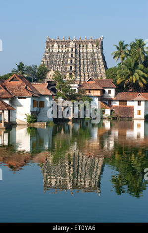 Temple de Sri Padmanabhaswamy et maisons reflétées dans le réservoir de Padmatheertham à Trivandrum Thiruvananthapuram ; Kerala ; Inde Banque D'Images