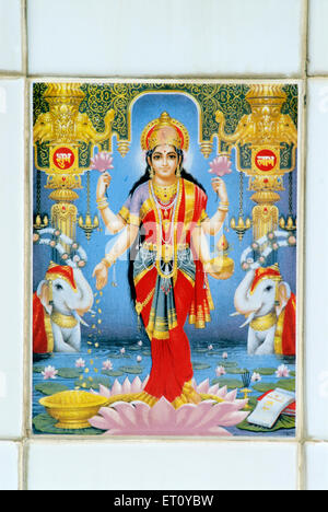 Déesse Lakshmi de la richesse debout sur lotus fleur carreaux peints Banque D'Images