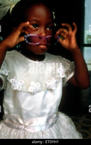 Petite fille dans dimanche meilleurs vêtements sur l'étape de la rue Cuba La Havane Banque D'Images