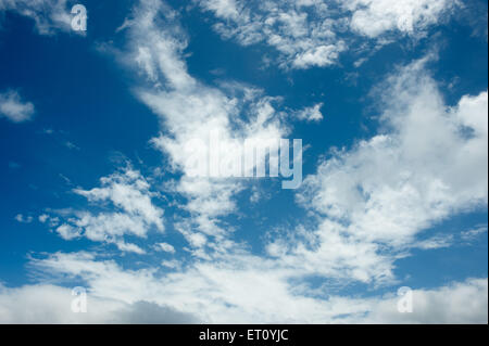ciel bleu nuages blancs formation Banque D'Images