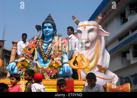 Procession de grande idole de seigneur Shiva avec nandi bull célébrer Mahashivratri Pune Maharashtra ; festival ; Inde ; Banque D'Images