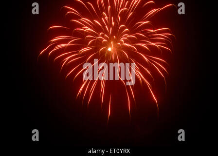 Crackers magnifique feu d'artifice de couleur rouge dans le ciel célébrant le nouvel an Gudi Padva dans le district Thane Maharashtra Inde festivals indiens Banque D'Images