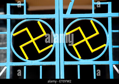 Symbole de la svastika fixé à la porte de Mahasamadhi Mandiram ; Sivagiri Mutt ; Sreenivasapuram ; Varkala ; Trivandrum ; Kerala ; Inde ; Asie Banque D'Images