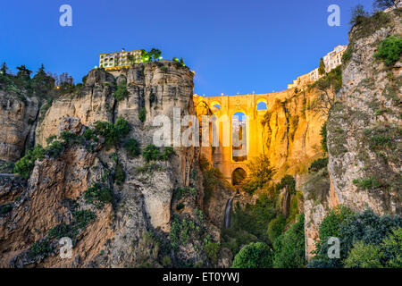 Ronda, Espagne à Puente Nuevo au crépuscule. Banque D'Images