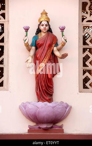 Déesse lakshmi idol dans lotus debout sur le temple ; Mangalore Karnataka Inde ; 2010 ; Banque D'Images