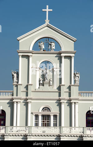 Milagres église avec des statues de la Vierge Marie et les anges ; Mangalore Karnataka Inde ; 2010 ; Banque D'Images