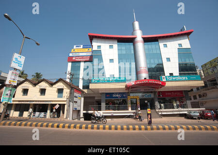 L'ancienne et moderne ; Mahatma Gandhi Road ; Mangalore Karnataka Inde ; 2010 ; Banque D'Images