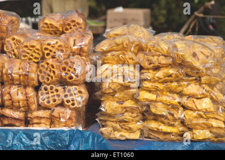 Frit épicé mangeable emballé dans des sacs en plastique ; Nedumgolam ; ; ; Quilon Quilon Kerala Inde 2010 Banque D'Images