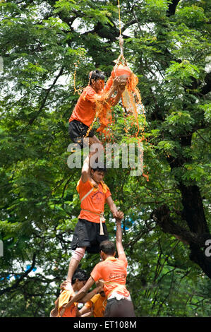 Pyramide humaine broken dahi handi douche de lait caillé et d'eau de curcuma sur janmashtami festival à dadar Mumbai Banque D'Images